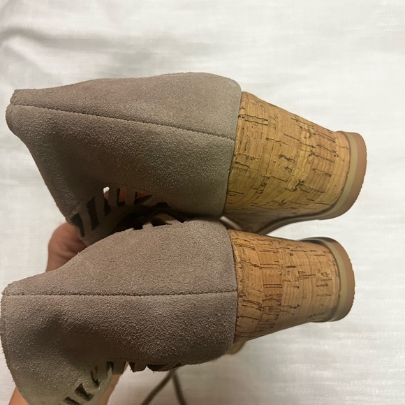 Dolce Vita Laser cut suede shoe - Picture 3 of 4